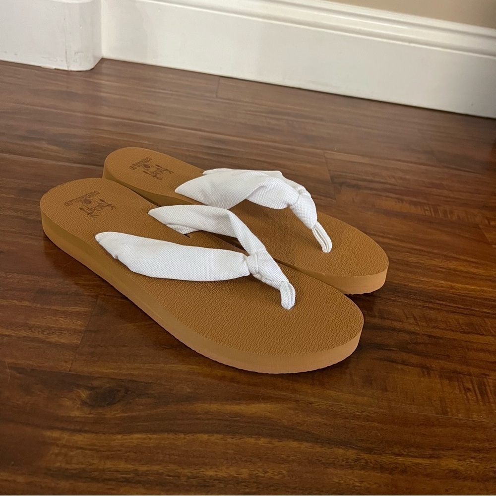 NWT KuaiLu White Khaki Flip Flops with Arch Support size 10